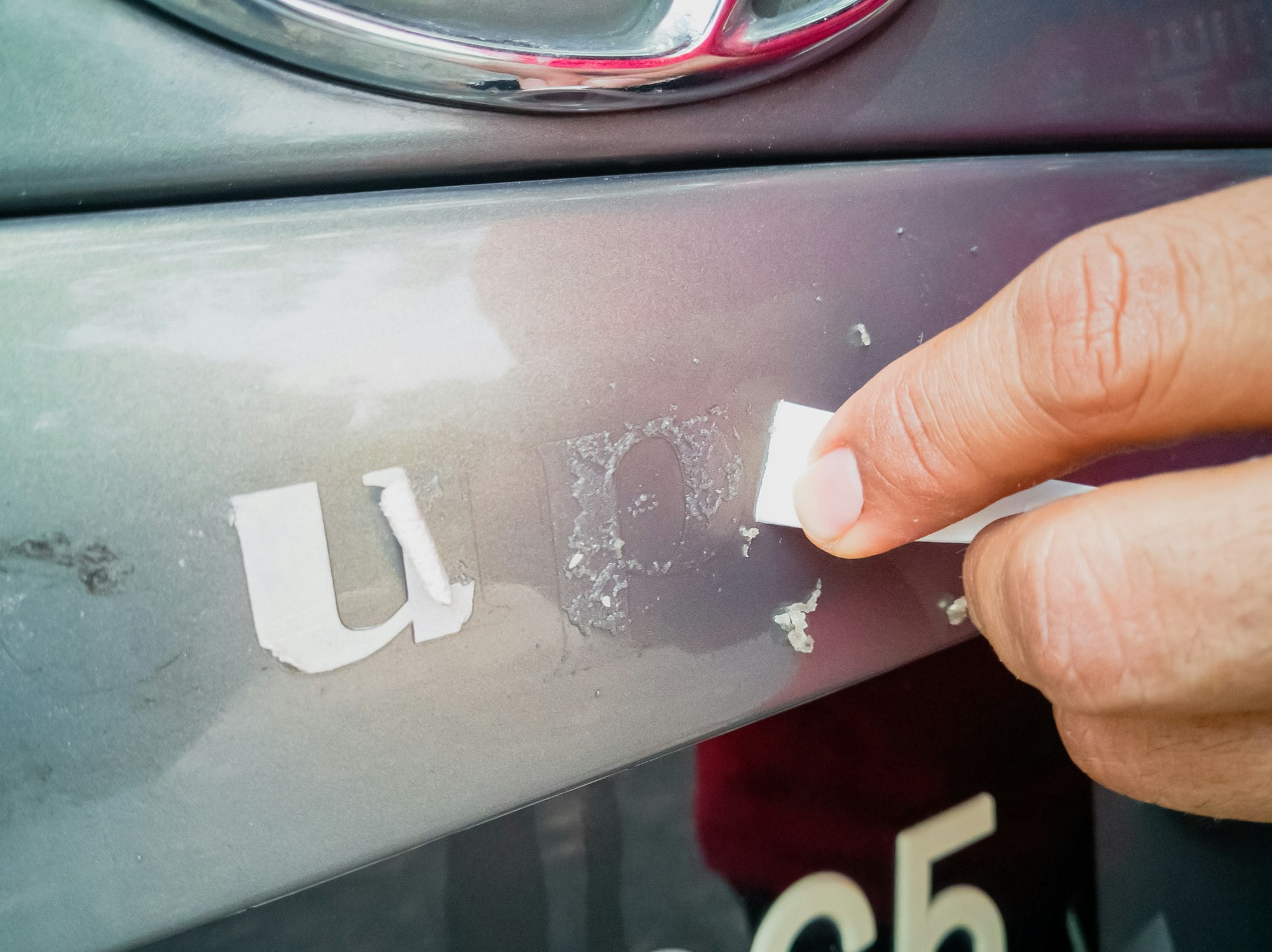Stickers verwijderen van je wagen? Doe het zelf met deze tips!